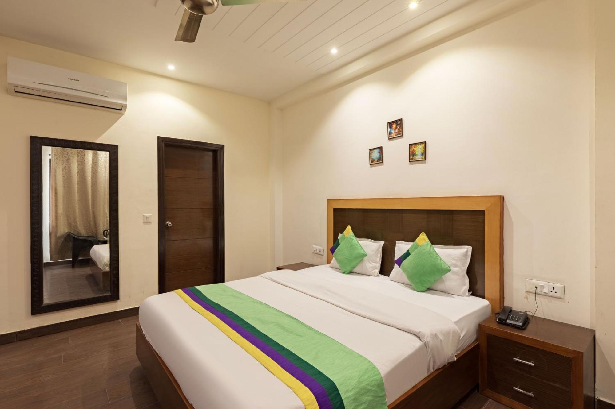 Treebo White Castle, Gurgaon Hotel Exterior foto